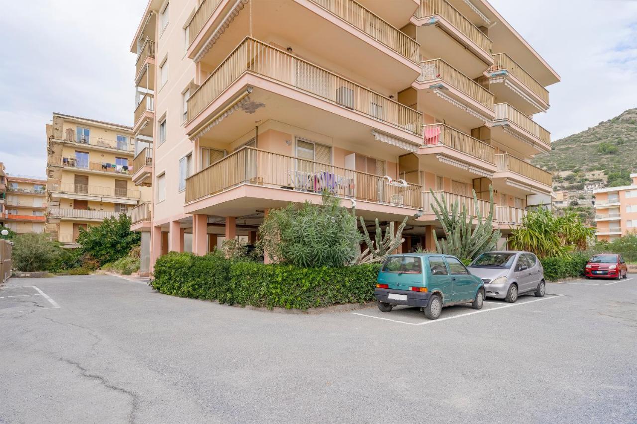 Апартаменты Near The Sea - Wifi And Parking Вентимилья Экстерьер фото