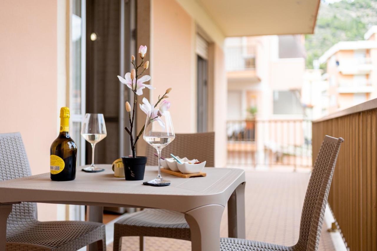 Апартаменты Near The Sea - Wifi And Parking Вентимилья Экстерьер фото