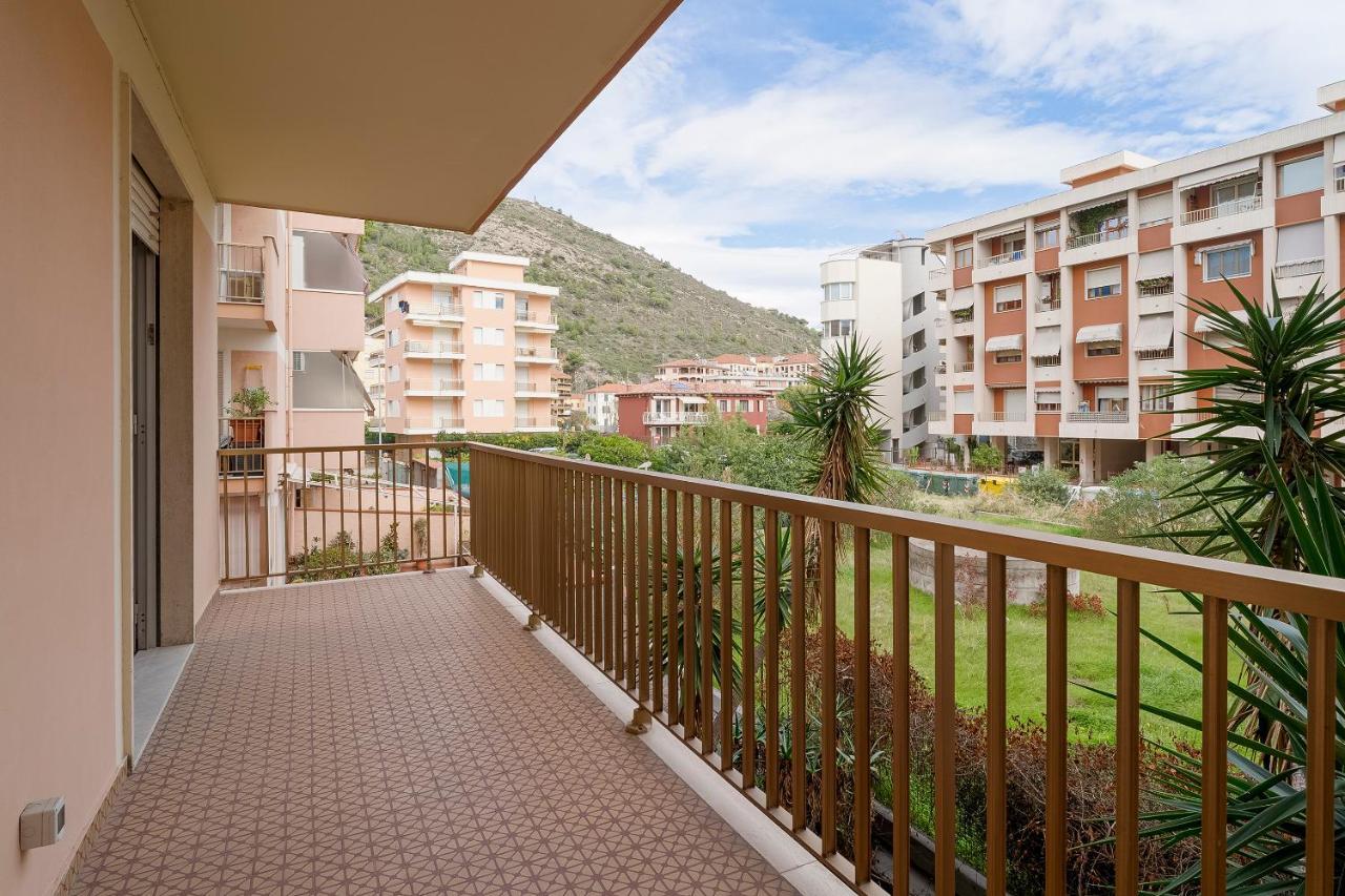 Апартаменты Near The Sea - Wifi And Parking Вентимилья Экстерьер фото