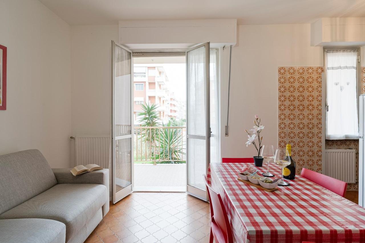 Апартаменты Near The Sea - Wifi And Parking Вентимилья Экстерьер фото